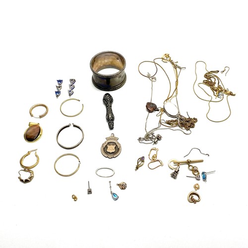 714 - 70 grams of silver (napkin ring/ ) and other yellow and white metal small items (MYOMU) including ro... 