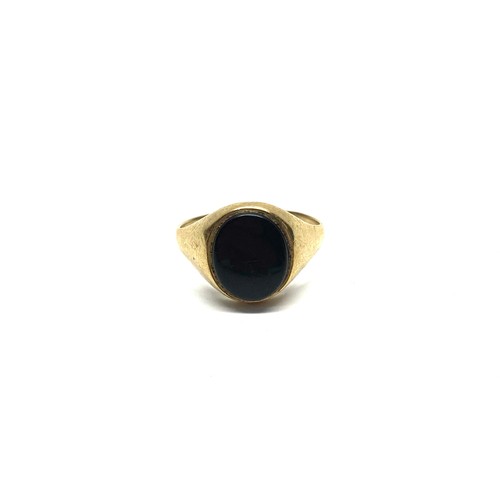 952 - 9ct gold and onyx signet ring size P. 2.7g