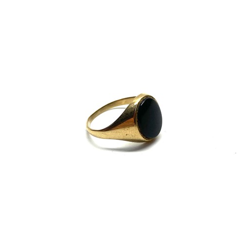 952 - 9ct gold and onyx signet ring size P. 2.7g