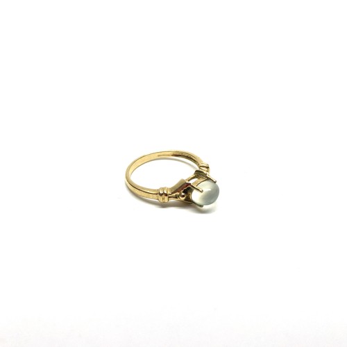 973 - 9ct gold ring with moonstone. Size N and 2.4g