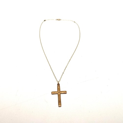 979 - 9ct gold cross and chain with a diamond to the centre. 1g