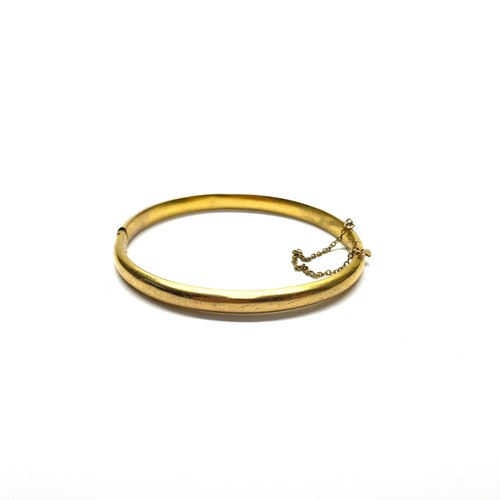 988 - 9ct gold bangle (NHM and hinge requires a reset) 7.8g