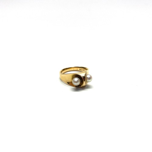 990 - 14ct gold pearl ring. Size J and 5.6g