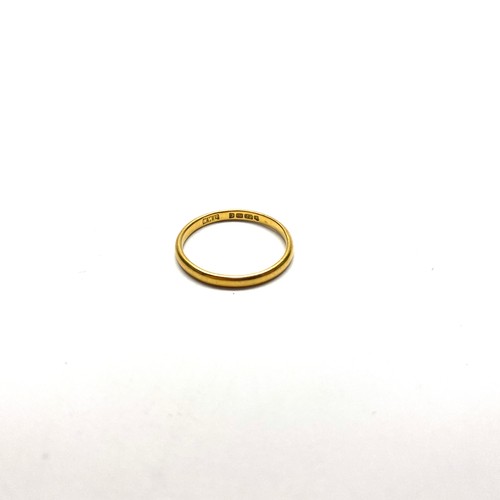 993 - 22ct gold wedding band size M and 2g