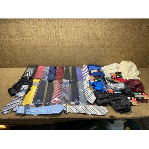 143 - Selection of mens clothing including: ties and underwear.