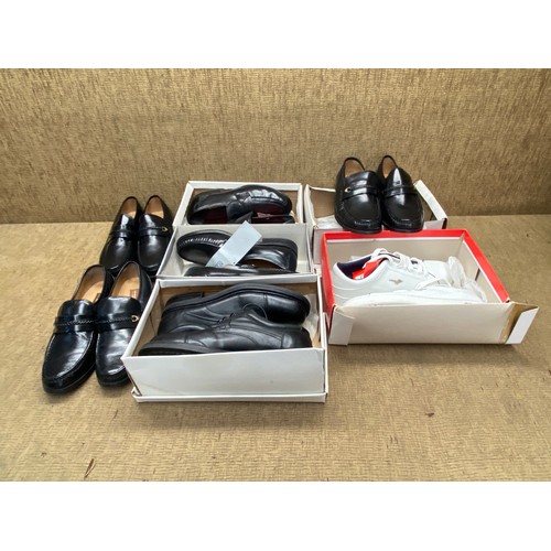 152 - Selection of mens retail boxed shoes size 10.