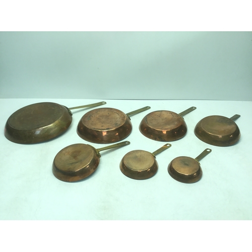 760 - A lovely graduated set of 7 vintage brass and copper saucepans