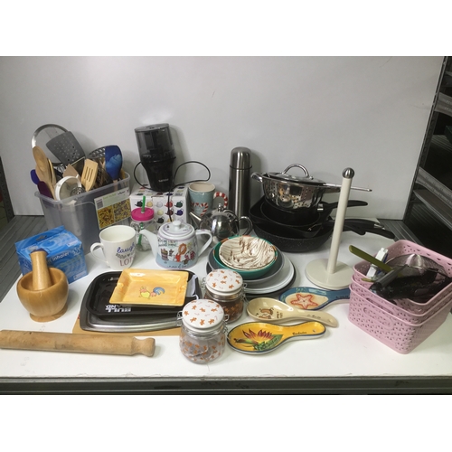 13A - A large amount of kitchen items