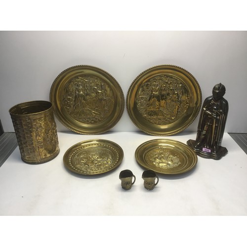 450 - Selection of brass items including vintage iron knight, brass trays and fire bin.