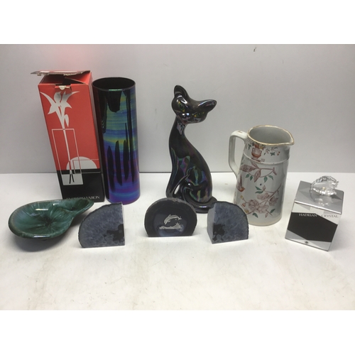 462 - Mixed items including blue agate, boxed vase and a ceramic cat