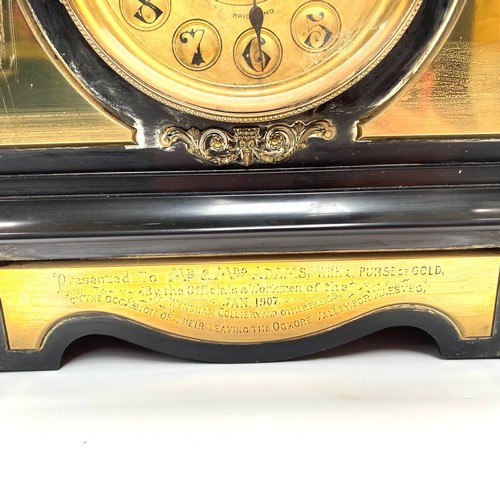 801 - Stunning marble pillar mantle clock with brass fixings and presentation plaque for 1907. (overwound)... 