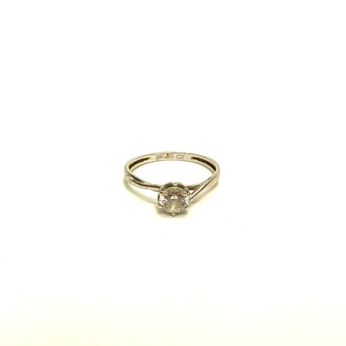 850 - 9ct white gold ring with CZ stone. 1.2g and size M.