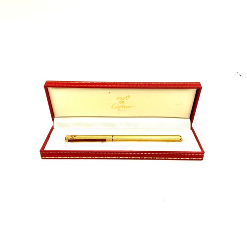 852 - Ler must de Cartier Gold Plated Fountain pen in original box, with 18k nib. Serial number 352284.