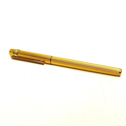 852 - Ler must de Cartier Gold Plated Fountain pen in original box, with 18k nib. Serial number 352284.