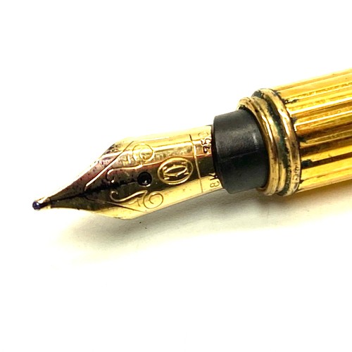 852 - Ler must de Cartier Gold Plated Fountain pen in original box, with 18k nib. Serial number 352284.