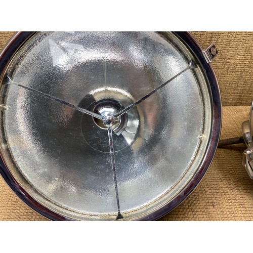1116 - A pair of Lucas P100L headlights fits Rolls Royce Silver Wraith, Bentleys and Aston Martins One glas... 