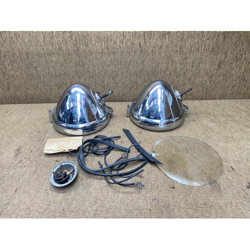 1116 - A pair of Lucas P100L headlights fits Rolls Royce Silver Wraith, Bentleys and Aston Martins One glas... 