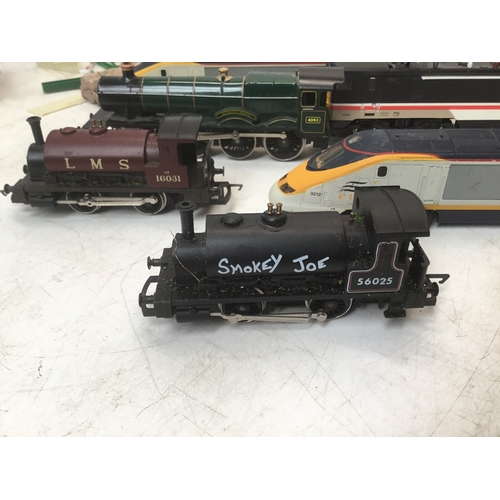 1137 - A selection of Hornby train carriages and engines