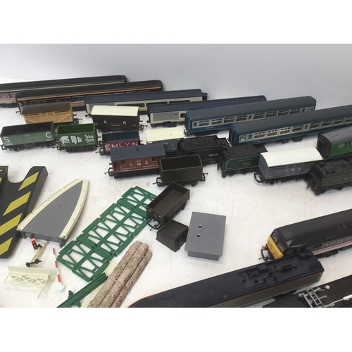 1137 - A selection of Hornby train carriages and engines