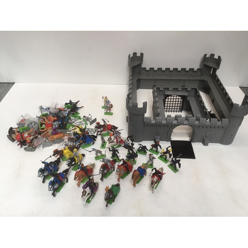 1165 - Britains 1970’s toy figures including knights, horses and a plastic fort