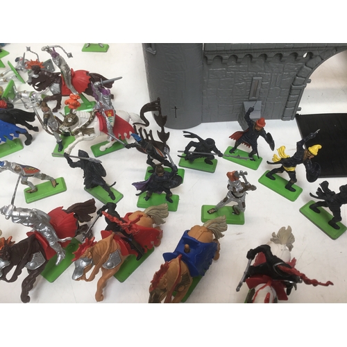 1165 - Britains 1970’s toy figures including knights, horses and a plastic fort