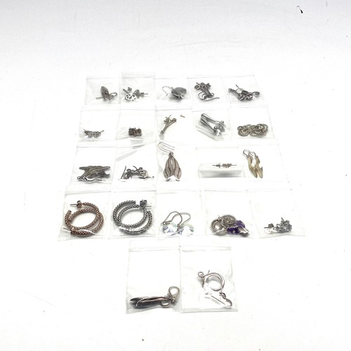 832A - Approx. 20 pairs of mostly silver earrings.