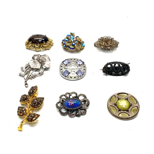 834A - 9 quality vintage brooches