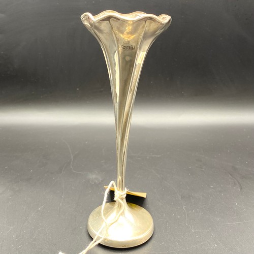 975 - Sterling silver bub vase 17cm tall. Hallmarks for London 1900 by Levesley Brothers (Thomas Levesley)... 