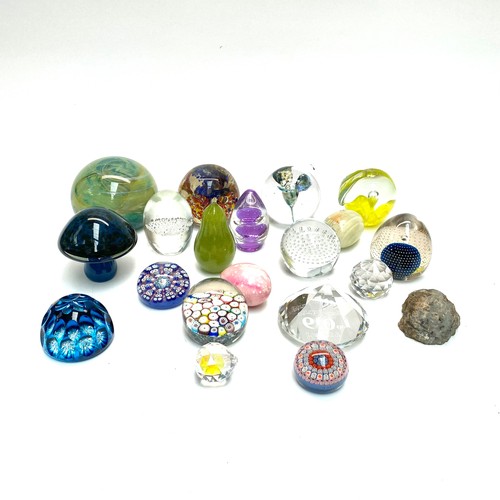 900 - Large selection of paper weights.