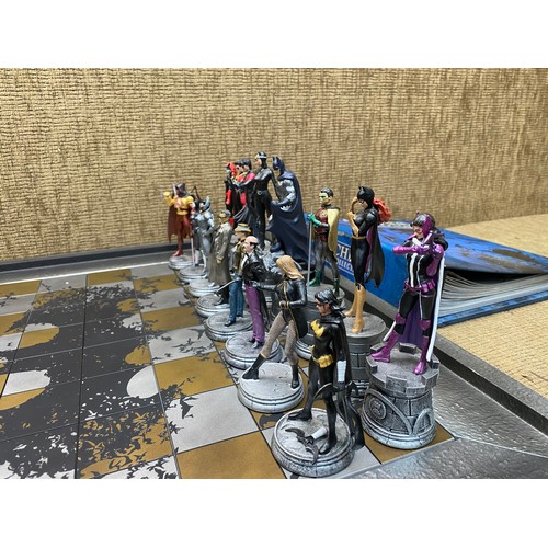 1361 - 32 Piece Chess Set - Batman Vs Joker DC comics By Eaglemoss Collectibles & Comics.