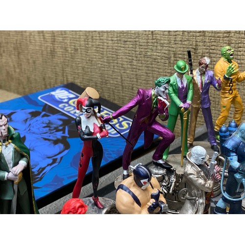 1361 - 32 Piece Chess Set - Batman Vs Joker DC comics By Eaglemoss Collectibles & Comics.