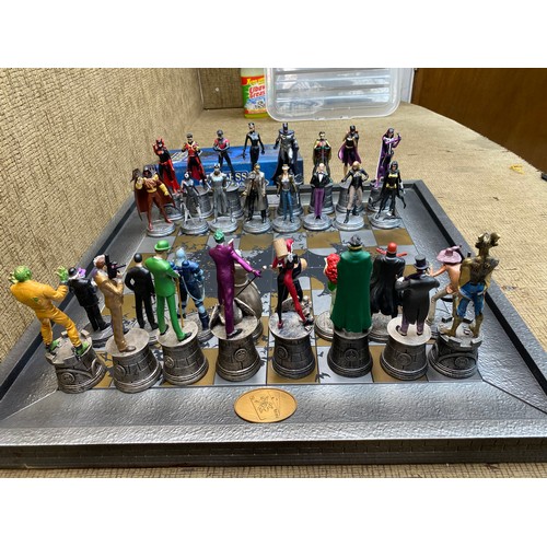 1361 - 32 Piece Chess Set - Batman Vs Joker DC comics By Eaglemoss Collectibles & Comics.