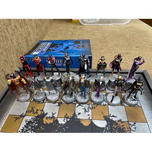 1361 - 32 Piece Chess Set - Batman Vs Joker DC comics By Eaglemoss Collectibles & Comics.