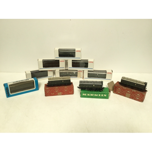 1169 - A collection of Marklin carriages