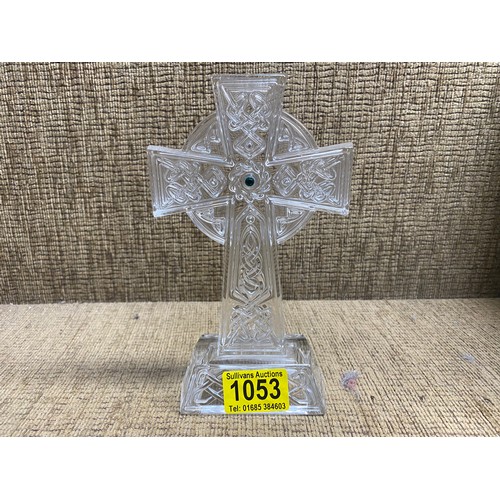 1053 - Lovely LENOX crystal Celtic Cross with green stone.