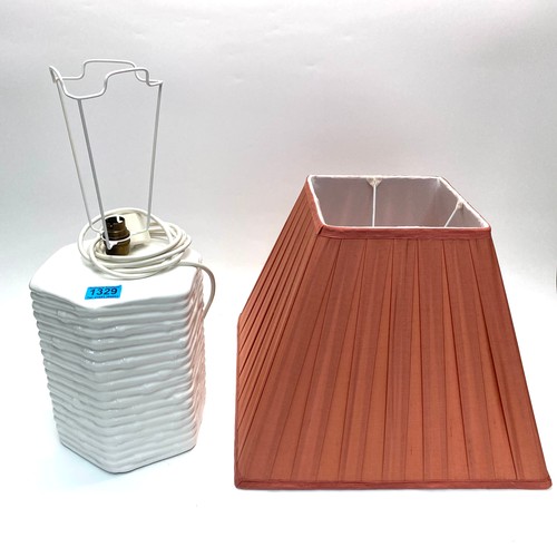 1329 - Lovely ceramic base table lamp.