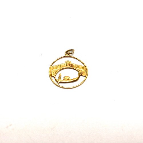 1058 - 18ct Gold venice pendant. 2g.