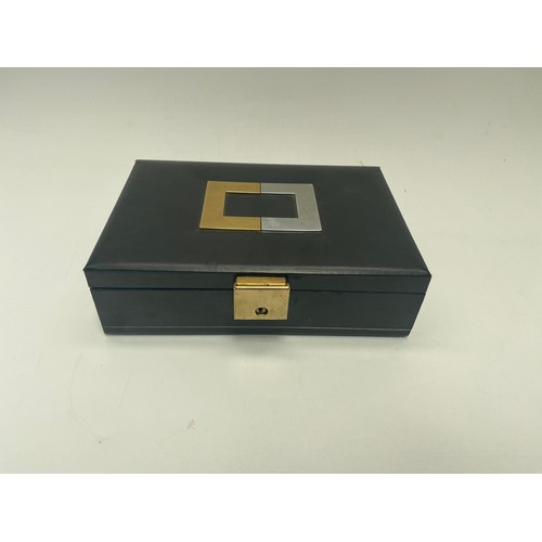 938 - Collection of watches in a jewellery boxes.