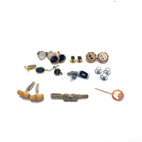 948 - Vintage cufflinks.