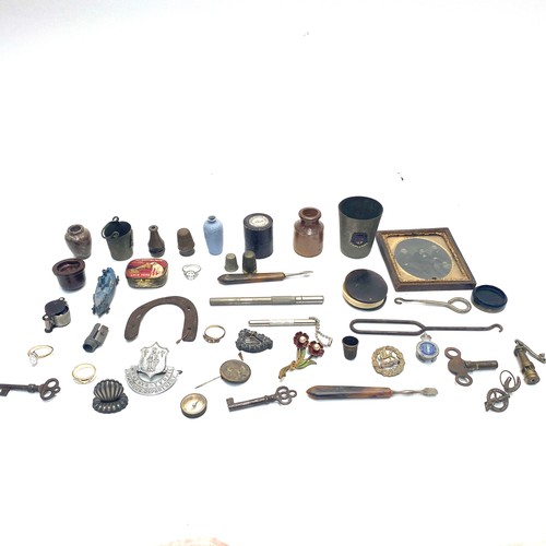 952 - Mixed collectibles including Bakelite and Merthyr Tydfil badges.