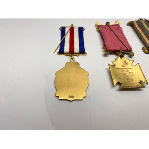 964 - Collectible items including Masonic medals, bird pin cushion and a brass 50 year calendar