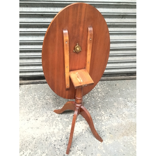 1050E - Vintage oval tilt top table with burr walnut finish circa 1970’s