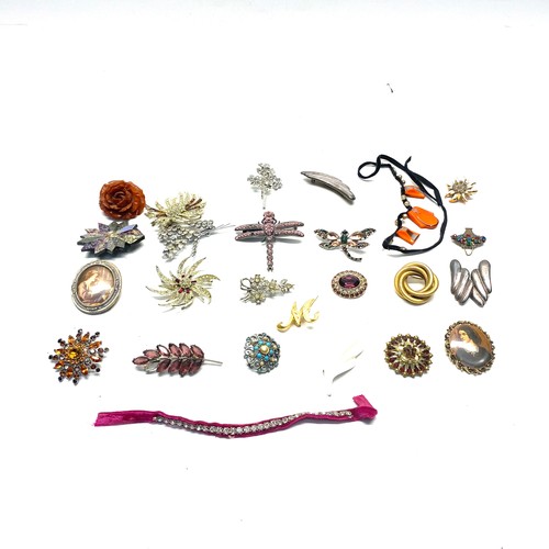 1034 - 20 brooches and vintage costume jewellery.