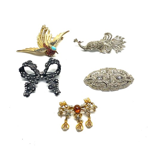 1035 - 5 gorgeous brooches.