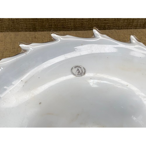 848 - Hand-blown Zorza Polish art glass shell bowl, measuring 44 cm.