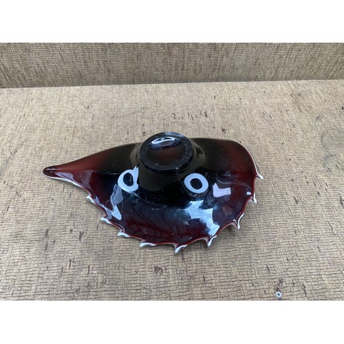 848 - Hand-blown Zorza Polish art glass shell bowl, measuring 44 cm.