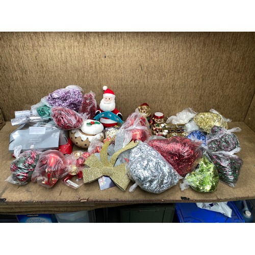 246 - Large selection of Christmas decorations.