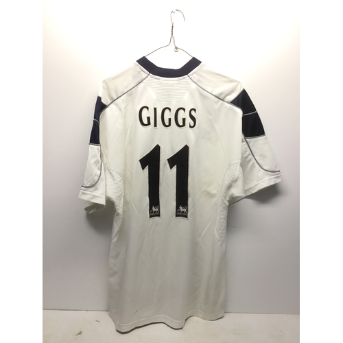 267 - Manchester United third football shirt from the 1999-2000 season with Giggs and number 11 on the bac... 