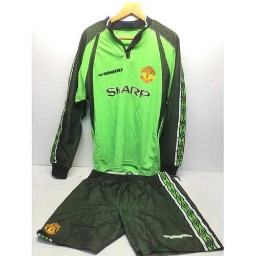 269 - Manchester United goalkeeper shirt and shorts from 1998-1999 season with Bosnich to the back and num... 