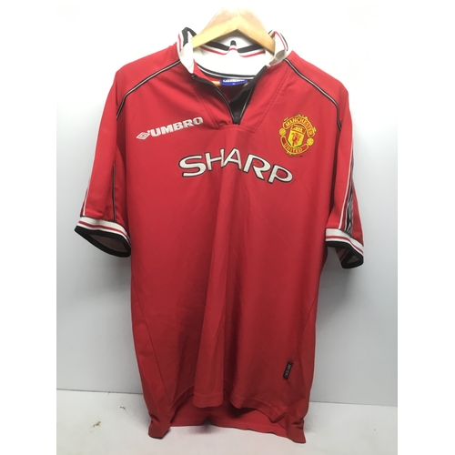 270 - Manchester United home shirt from 1998-2000 with the iconic number 7 to the rear and Beckham size XL